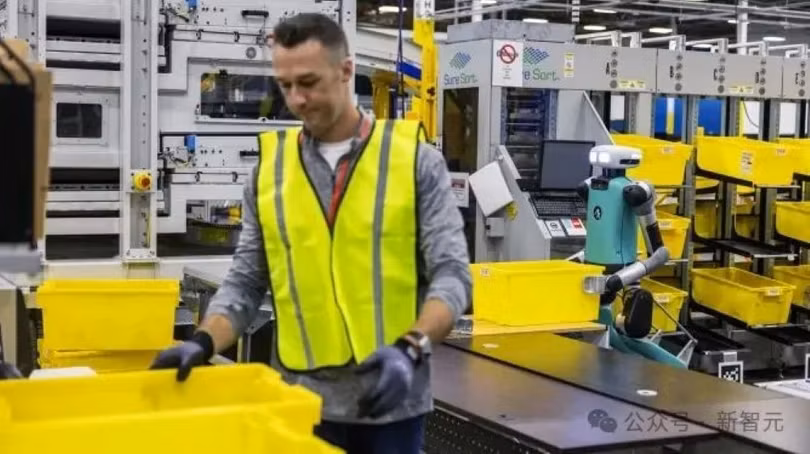 Robot sẽ dần thay thế con người khỏi các vị trí công việc của Amazon. Ảnh: Sina.
