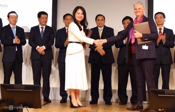 Bà Nguyễn Thị Thanh Bình, Phó tổng giám đốc Tập đoàn T&amp;T Group (hàng trên, bên trái) và đại diện Tập đoàn Total Eren (Pháp) trao biên bản ghi nhớ hợp tác trong lĩnh vực năng lượng tái tạo. Ảnh: T&amp;T Group