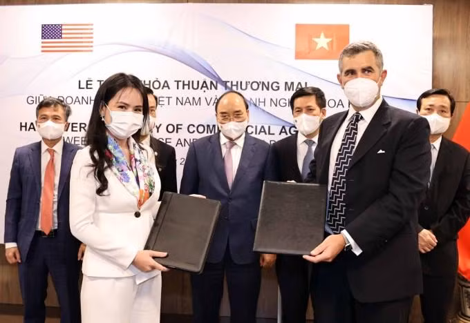Bà Nguyễn Thị Thanh Bình, Phó Tổng giám đốc T&amp;T Group và ông John Wallington, Giám đốc Tài chính, Tập đoàn UPC Renewables trao đổi MoU về phát triển năng lượng.