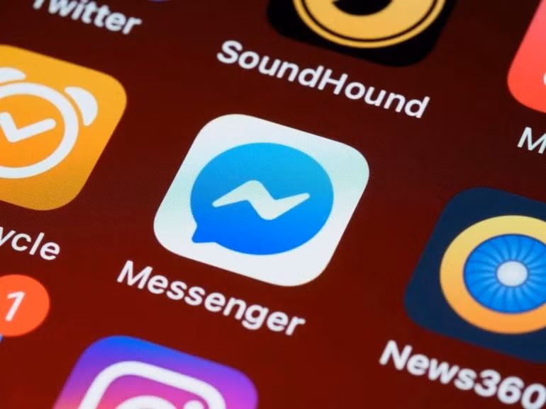 Việc thay thế Messenger bằng các ứng dụng như Signal, Telegram sẽ giúp cho tin nhắn của bạn được bảo mật hơn (Ảnh: PhoneArena). Việc thay thế Messenger bằng các ứng dụng như Signal, Telegram sẽ giúp cho tin nhắn của bạn được bảo mật hơn (Ảnh: PhoneArena).