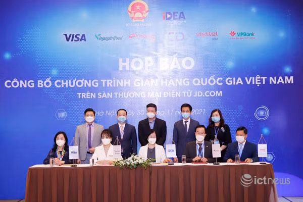 Đại diện Cục TMĐT&KTS và các đối tác ký kết thỏa thuận khung hợp tác thúc đẩy xuất khẩu hàng Việt qua TMĐT xuyên biên giới.