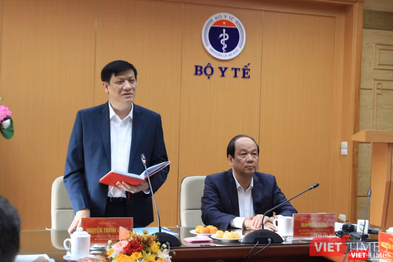 Bộ trưởng Bộ Y tế Nguyễn Thanh Long cho biết, dù phải căng mình chống dịch COVID-19, nhưng toàn ngành y tế vẫn đẩy mạnh cải cách hành chính, chuyển đổi số… Bộ trưởng Bộ Y tế Nguyễn Thanh Long cho biết, dù phải căng mình chống dịch COVID-19, nhưng toàn ngành y tế vẫn đẩy mạnh cải cách hành chính, chuyển đổi số…