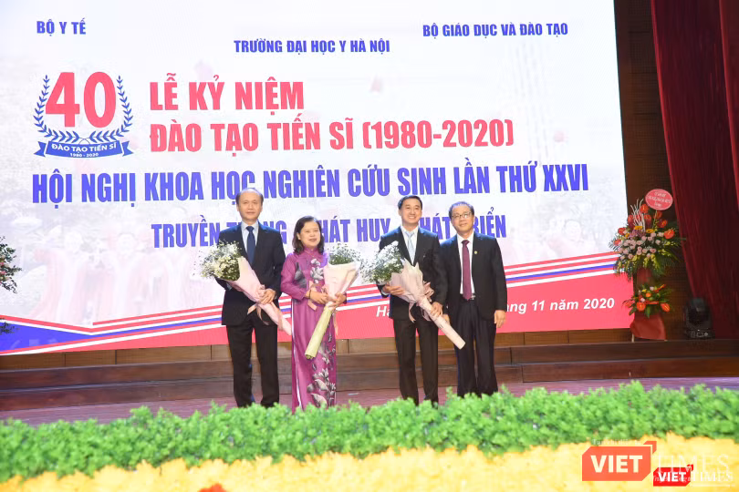 GS.TS. Tạ Thành Văn – Bí thư Đảng ủy, Chủ tịch Hội đồng Trường Đại học Y Hà Nội - tri ân các lãnh đạo, nguyên lãnh đạo Bộ Y tế từng học tập, cống hiến tại Trường Đại học Y Hà Nội GS.TS. Tạ Thành Văn – Bí thư Đảng ủy, Chủ tịch Hội đồng Trường Đại học Y Hà Nội - tri ân các lãnh đạo, nguyên lãnh đạo Bộ Y tế từng học tập, cống hiến tại Trường Đại học Y Hà Nội