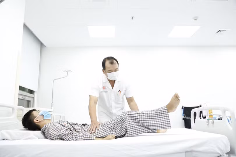 Chăm sóc cho bệnh nhân bị viêm cột sống dính khớp biến dạng nặng nề sau ca mổ Chăm sóc cho bệnh nhân bị viêm cột sống dính khớp biến dạng nặng nề sau ca mổ