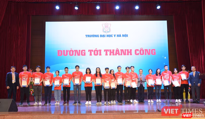 Lãnh đạo Trường Đại học Y Hà Nội tặng quà 34 tân sinh viên vừa được tuyển thẳng vào trường.