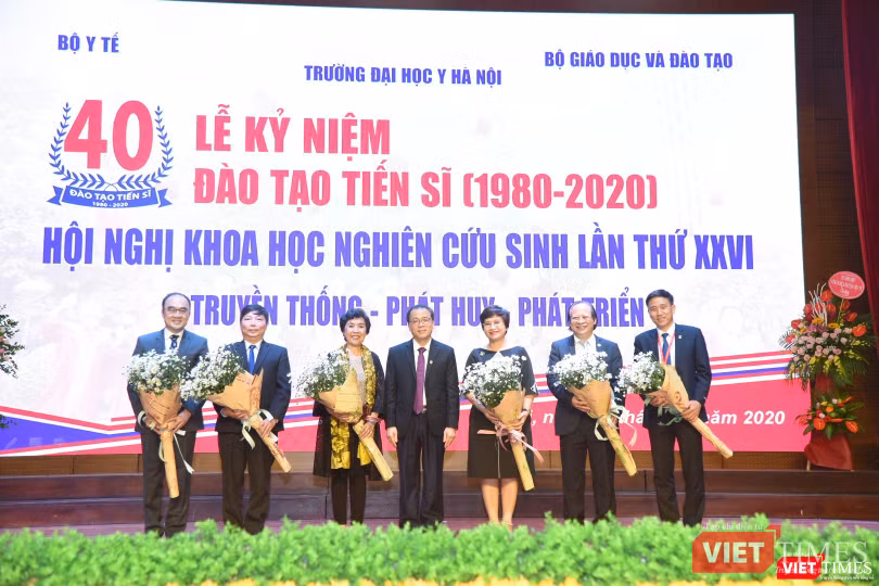 GS.TS. Tạ Thành Văn – Bí thư Đảng ủy, Chủ tịch Hội đồng Trường Đại học Y Hà Nội (người đứng giữa) và các vị khách mời đến từ Bộ GD&ĐT và các đơn vị trong ngành y tế GS.TS. Tạ Thành Văn – Bí thư Đảng ủy, Chủ tịch Hội đồng Trường Đại học Y Hà Nội (người đứng giữa) và các vị khách mời đến từ Bộ GD&ĐT và các đơn vị trong ngành y tế