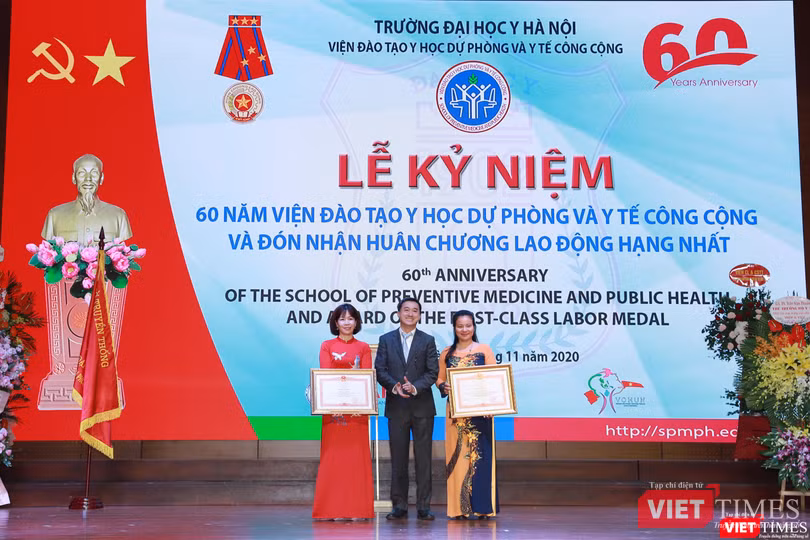 Thứ trưởng Trần Văn Thuấn trao Bằng khen của Thủ tướng Chính phủ cho 2 cá nhân của Viện có thành tích xuất sắc Thứ trưởng Trần Văn Thuấn trao Bằng khen của Thủ tướng Chính phủ cho 2 cá nhân của Viện có thành tích xuất sắc