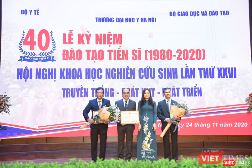 Tặng Bằng khen của Bộ trưởng Bộ GD&ĐT cho tập thể Phòng Quản lý đào tạo sau đại học và cá nhân TS. Nguyễn Ngọc Long Tặng Bằng khen của Bộ trưởng Bộ GD&ĐT cho tập thể Phòng Quản lý đào tạo sau đại học và cá nhân TS. Nguyễn Ngọc Long