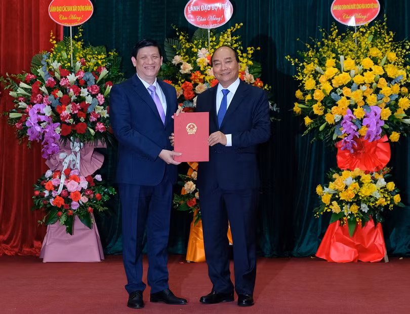 Thủ tướng Nguyễn Xuân Phúc trao quyết định bổ nhiệm chức vụ Bộ trưởng Bộ Y tế cho GS.TS. Nguyễn Thanh Long (ảnh: Trần Minh)