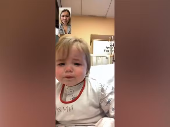 Laura gọi điện facetime với con gái Laura gọi điện facetime với con gái