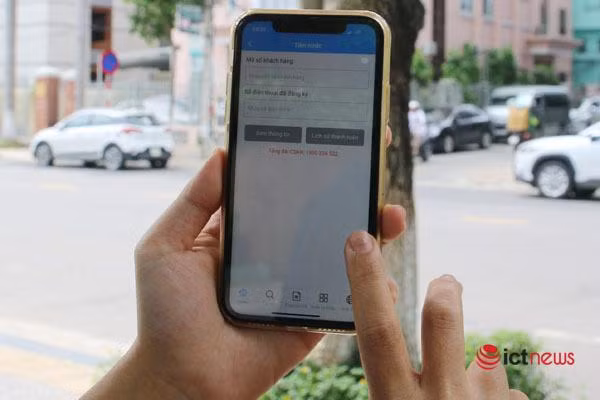 Ứng dụng “Danang Smart City” đã hỗ trợ người dân trên địa bàn thanh toán tiền điện, nước (Ảnh: Văn Hưng)
