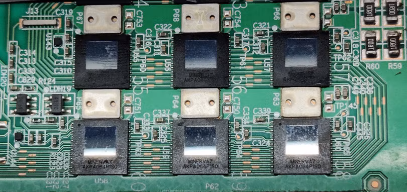 Bản mạch máy đào Bitcoin của Minerva, với các con chip 7nm gắn trên đó