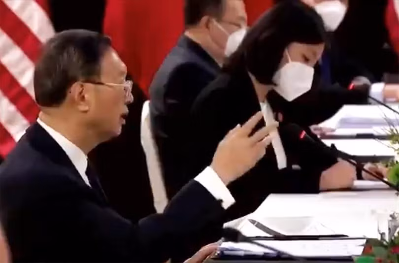 Ông Dương Khiết Trì vung tay khi phát biểu (Ảnh: DJY). Ông Dương Khiết Trì vung tay khi phát biểu (Ảnh: DJY).