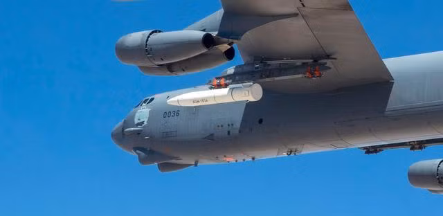 Giá treo hình trụ dưới cánh B-52H mang tên lửa AGM-183A (Ảnh: 163.com). Giá treo hình trụ dưới cánh B-52H mang tên lửa AGM-183A (Ảnh: 163.com).
