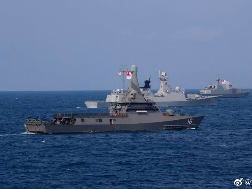 Tàu chiến Trung Quốc và Singapore diễn tập chung trên Biển Đông hôm 26/2/2021 (Ảnh: Dwnews). Tàu chiến Trung Quốc và Singapore diễn tập chung trên Biển Đông hôm 26/2/2021 (Ảnh: Dwnews).