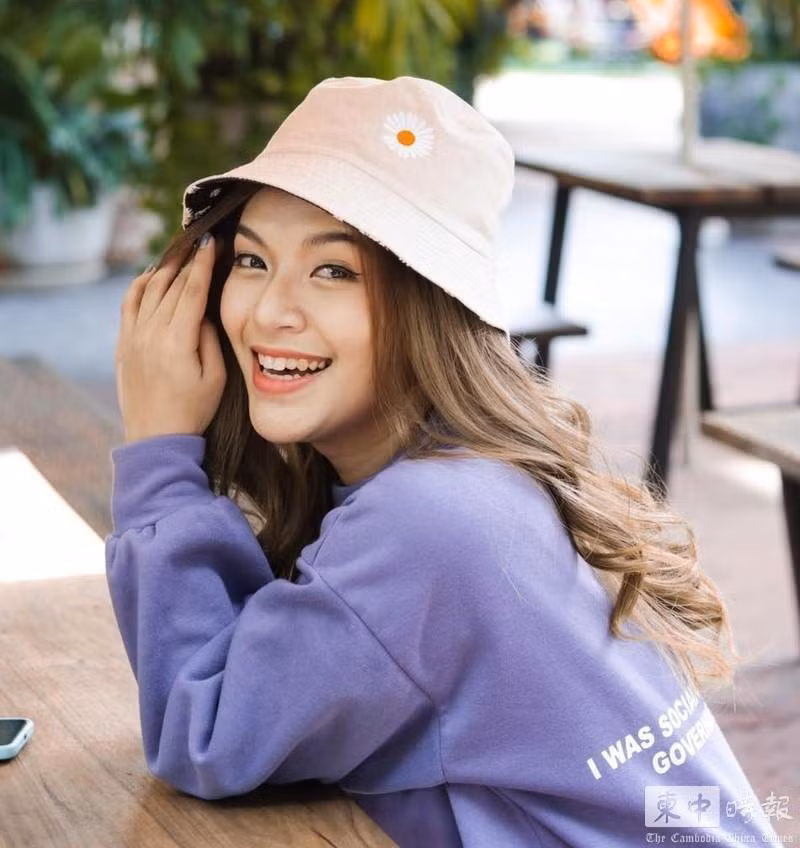 Ca sĩ Vy Dyneth tuyên bố trên Facebook cô đã bị dương tính với SARS-CoV-2, kêu gọi những người đã tiếp xúc với cô hãy đi lấy mẫu và xét nghiệm (Ảnh: Thời báo Campuchia). Ca sĩ Vy Dyneth tuyên bố trên Facebook cô đã bị dương tính với SARS-CoV-2, kêu gọi những người đã tiếp xúc với cô hãy đi lấy mẫu và xét nghiệm (Ảnh: Thời báo Campuchia).