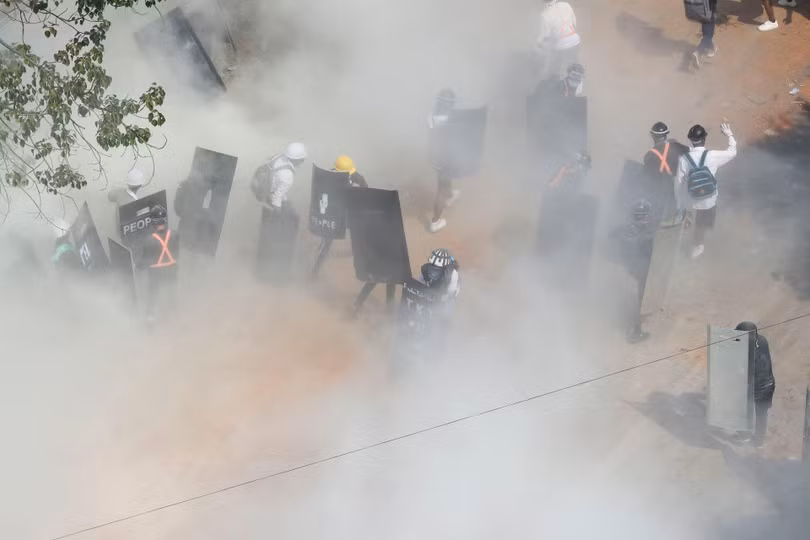 Những người biểu tình bị cảnh sát dùng hơi cay giải tán (Ảnh: Dwnews). Những người biểu tình bị cảnh sát dùng hơi cay giải tán (Ảnh: Dwnews).