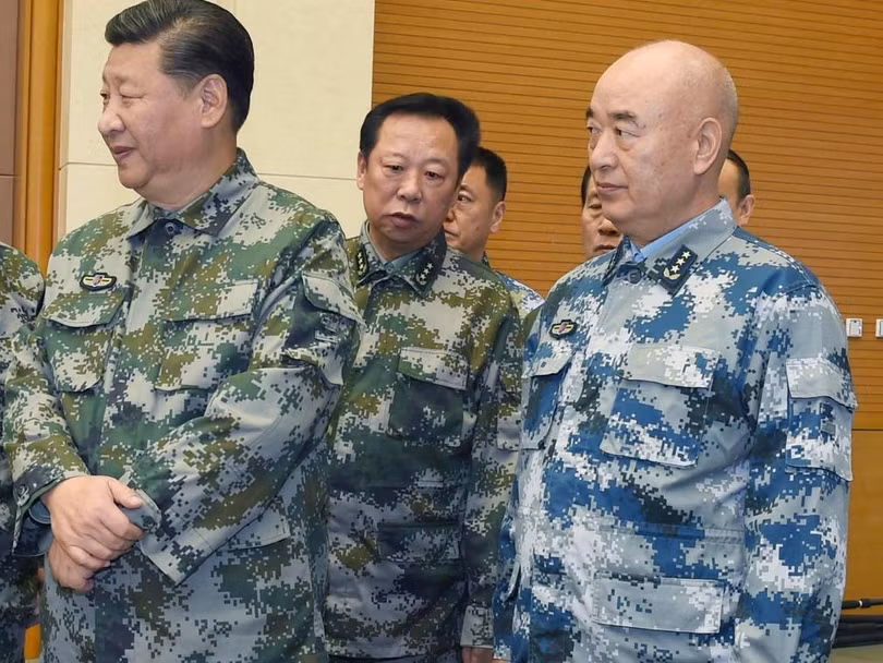 Ông Hứa Kì Lượng (phải) và ông Tập Cận Bình (Ảnh: Dwnews). Ông Hứa Kì Lượng (phải) và ông Tập Cận Bình (Ảnh: Dwnews).