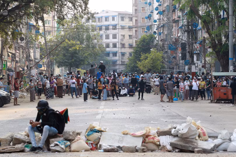 Người biểu tình chiếm một đường phố ở Yangon (Ảnh: AP). Người biểu tình chiếm một đường phố ở Yangon (Ảnh: AP).