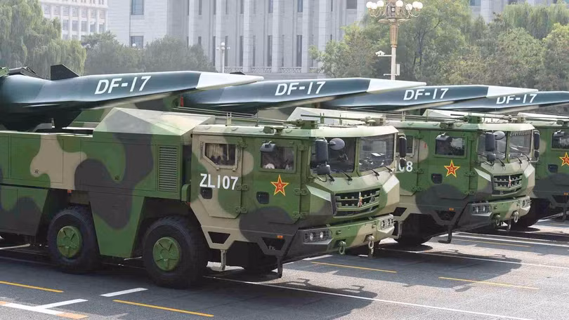 Tên lửa siêu thanh DF-17 của Trung Quốc (Ảnh: Sina). Tên lửa siêu thanh DF-17 của Trung Quốc (Ảnh: Sina).