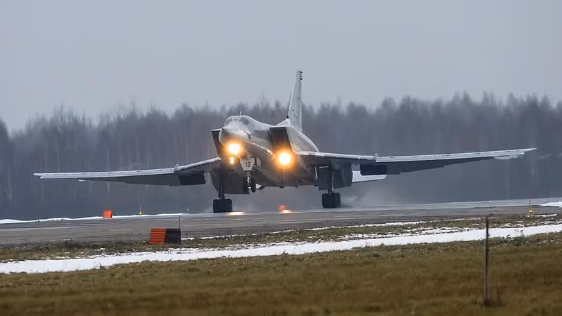 Một chiếc Tu-22M3 Backfire đang cất cánh (Ảnh:huanqiu).