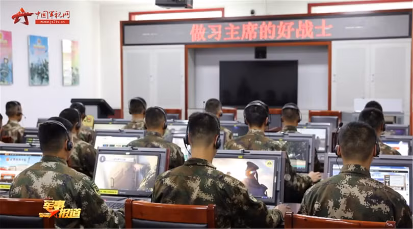 Các binh sỹ trong giờ học. Khẩu hiệu trên tường "Làm chiến sĩ tốt của Chủ tịch Tập" (Ảnh: CCTV/Đa Chiều). Các binh sỹ trong giờ học. Khẩu hiệu trên tường "Làm chiến sĩ tốt của Chủ tịch Tập" (Ảnh: CCTV/Đa Chiều).