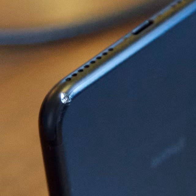 Người dùng chê iPhone 7 Jet Black dễ rơi và xước ảnh 1
