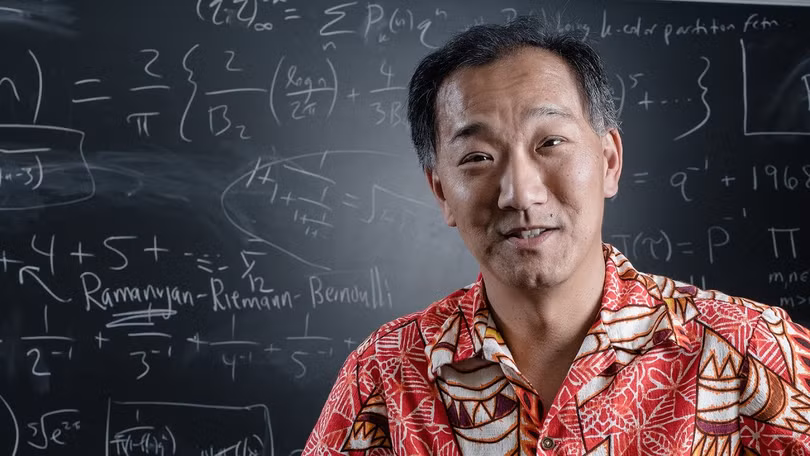 Giáo sư Ken Ono, người quyết định rời bỏ giới học thuật để đầu quân cho starup AI của học trò. Ảnh: Quanta.