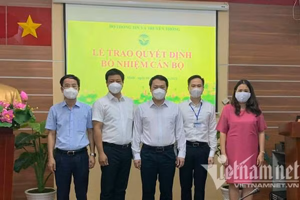 Thứ trưởng Nguyễn Huy Dũng chụp hình lưu niệm cùng tân Cục trưởng Cục Tin học hóa Đỗ Công Anh và các cán bộ Bộ TT&TT đang công tác tại khu vực phía Nam. Thứ trưởng Nguyễn Huy Dũng chụp hình lưu niệm cùng tân Cục trưởng Cục Tin học hóa Đỗ Công Anh và các cán bộ Bộ TT&TT đang công tác tại khu vực phía Nam.