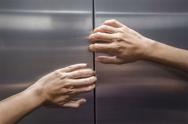 Làm thế nào để thoát khỏi thang máy bị kẹt khi không có trợ giúp? ảnh 8