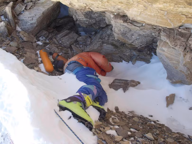 Giày Xanh trên đường lên đỉnh Everest. Giày Xanh trên đường lên đỉnh Everest.