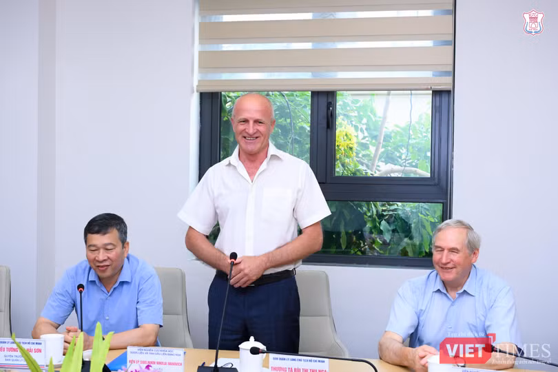 Viện sĩ Viện Hàn lâm khoa học Liên Bang Nga N.I. Sidelnikov - Giám đốc FSBSI VILAR - quan tâm đến nội dung hợp tác giữa ba bên trong đào tạo, nghiên cứu khoa học và công nghệ về dược liệu, tinh dầu phục vụ chăm sóc sức khoẻ của người dân. Viện sĩ Viện Hàn lâm khoa học Liên Bang Nga N.I. Sidelnikov - Giám đốc FSBSI VILAR - quan tâm đến nội dung hợp tác giữa ba bên trong đào tạo, nghiên cứu khoa học và công nghệ về dược liệu, tinh dầu phục vụ chăm sóc sức khoẻ của người dân.