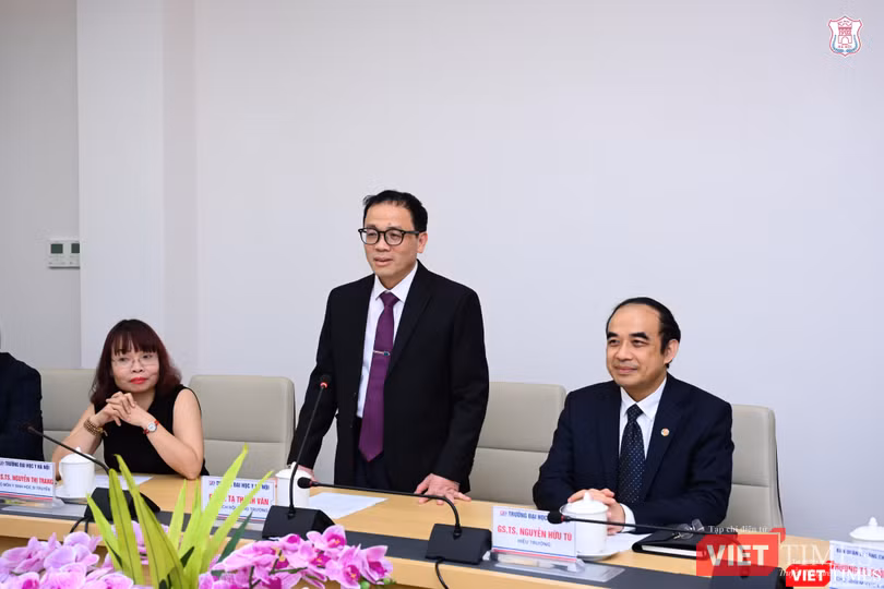 GS.TS Tạ Thành Văn - Chủ tịch Hội đồng Trường Đại học Y Hà Nội – tin tưởng những nội dung ký kết sẽ sớm trở thành hiện thực GS.TS Tạ Thành Văn - Chủ tịch Hội đồng Trường Đại học Y Hà Nội – tin tưởng những nội dung ký kết sẽ sớm trở thành hiện thực