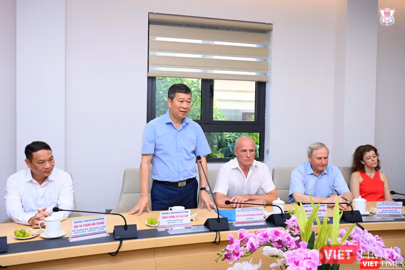 Thiếu tướng, TS. Bùi Hải Sơn - Tư lệnh Bộ Tư lệnh Lăng, Quyền Trưởng ban BQL Lăng Chủ tịch Hồ Chí Minh (người đứng) khẳng định BQL Lăng sẽ quyết tâm hoàn thành xuất sắc những nội dung đã ký kết Thiếu tướng, TS. Bùi Hải Sơn - Tư lệnh Bộ Tư lệnh Lăng, Quyền Trưởng ban BQL Lăng Chủ tịch Hồ Chí Minh (người đứng) khẳng định BQL Lăng sẽ quyết tâm hoàn thành xuất sắc những nội dung đã ký kết