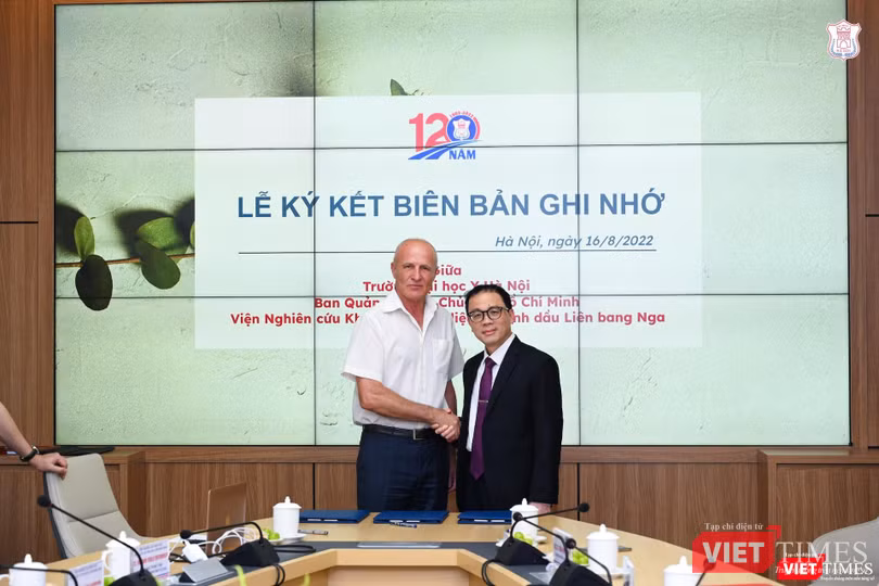 Viện sĩ Viện Hàn lâm khoa học Liên Bang Nga N.I. Sidelnikov - Giám đốc FSBSI VILAR - vui mừng được gặp lại GS.TS Tạ Thành Văn - Chủ tịch Hội đồng Trường Đại học Y Hà Nội - và hợp tác ký kết với Trường Viện sĩ Viện Hàn lâm khoa học Liên Bang Nga N.I. Sidelnikov - Giám đốc FSBSI VILAR - vui mừng được gặp lại GS.TS Tạ Thành Văn - Chủ tịch Hội đồng Trường Đại học Y Hà Nội - và hợp tác ký kết với Trường