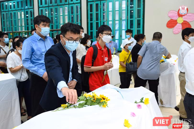 Đặt hoa tưởng niệm những người đã hiến thân thể cho khoa học và giáo dục.