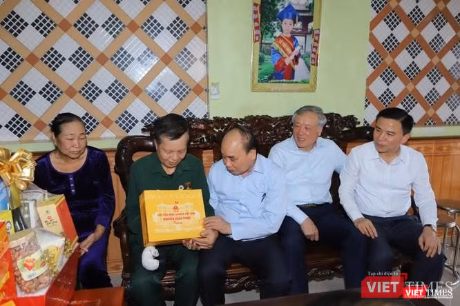 Chủ tịch nước Nguyễn Xuân Phúc thăm và tặng quà gia đình chính sách Chủ tịch nước Nguyễn Xuân Phúc thăm và tặng quà gia đình chính sách