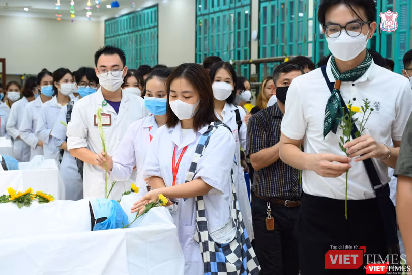 Thầy và trò Trường Đại học Y Hà Nội đặt hoa tưởng niệm "những người thầy thầm lặng”