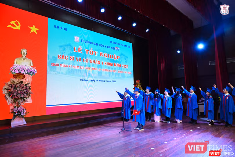 Đại diện các tân bác sĩ và cử nhân y khoa đọc lời thề trước khi nhận bằng tốt nghiệp Đại diện các tân bác sĩ và cử nhân y khoa đọc lời thề trước khi nhận bằng tốt nghiệp