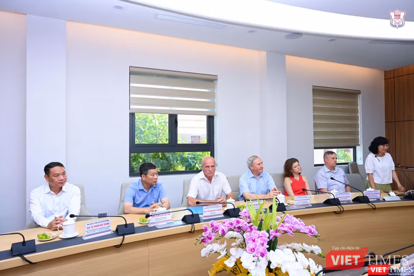 Các nhà khoa học Nga tại buổi ký kết Các nhà khoa học Nga tại buổi ký kết