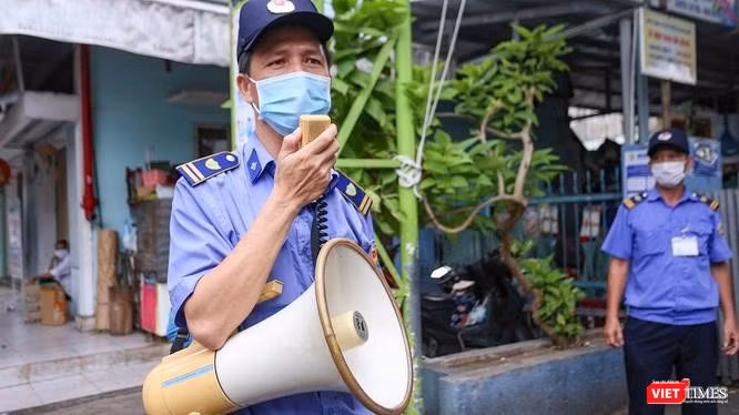 Lực lượng bảo vệ tuyên truyền phòng, chống dịch COVID-19 đối với người dân đi chợ ở Đà Nẵng (ảnh: Hồ Xuân Mai)