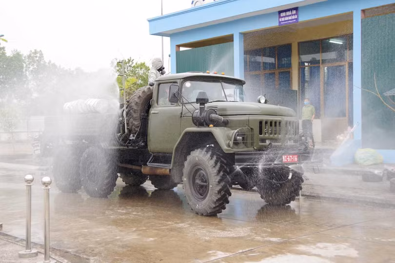 Bộ Tư lệnh Quân khu 3 dùng xe chuyên dụng phun khử khuẩn, tiêu độc tại TX Đông Triều (ảnh: Bộ CHQS tỉnh Quảng Ninh)