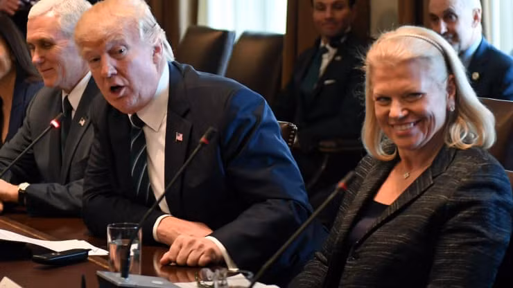 Tổng thống Mỹ Donald Trump (trái) và Giám đốc điều hành IBM Virginia Marie 'Ginni' Rometty (phải). Ảnh: CNBC