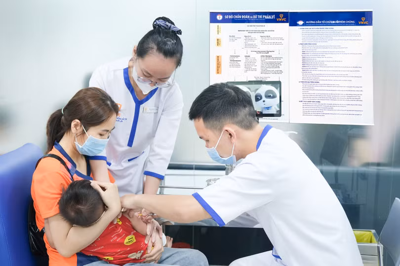 Bản sao 13 Tre-em-tiem-vac-xin-tai-VNVC.png