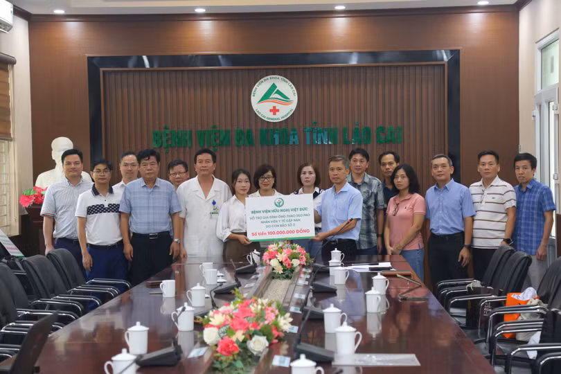 Trao 100 trieu.jpg