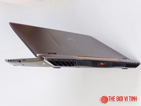 Dáng cứng cáp của ROG G701VI ở góc nhìn từ dưới lên. Dáng cứng cáp của ROG G701VI ở góc nhìn từ dưới lên.