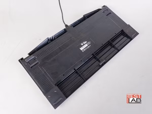 Tổng cộng 5 đế cao su chống đỡ bàn phím ở mặt đáy. Tổng cộng 5 đế cao su chống đỡ bàn phím ở mặt đáy.