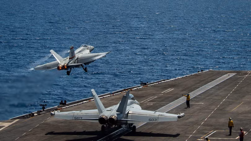 Tàu sân bay USS Roosvelt tập trận trên Biển Đông hôm 6/4 (Ảnh: HĐ7).