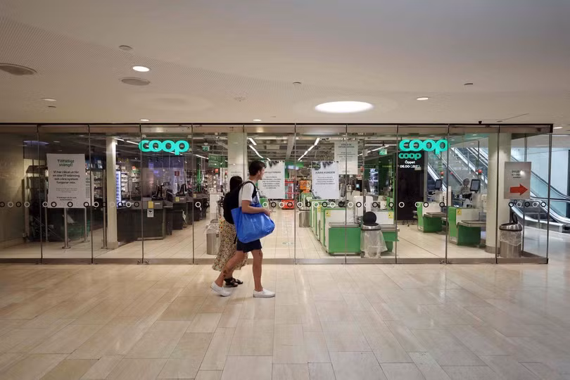 Vụ tấn công đã khiến hàng trăm cửa hàng của chuỗi siêu thị Coop của Thụy Điển phải đóng cửa (Ảnh: WSJ). Vụ tấn công đã khiến hàng trăm cửa hàng của chuỗi siêu thị Coop của Thụy Điển phải đóng cửa (Ảnh: WSJ).