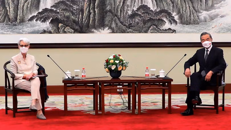 Cuộc gặp gữ giữa Ngoại trưởng Trung Quốc Vương Nghị và Thứ trưởng Thường trực Bộ Ngoại giao Mỹ Wendy Sherman (Ảnh: AP). Cuộc gặp gữ giữa Ngoại trưởng Trung Quốc Vương Nghị và Thứ trưởng Thường trực Bộ Ngoại giao Mỹ Wendy Sherman (Ảnh: AP).